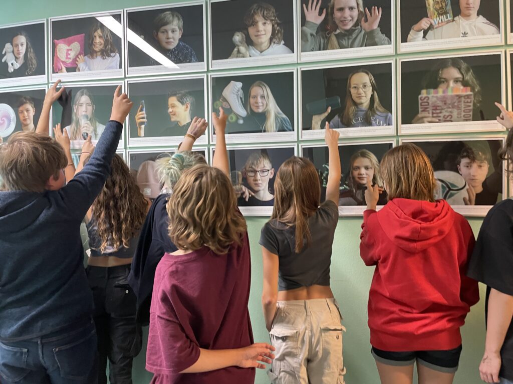 „Glücksbilder“ – Einweihung der neuen Fotowand der 7 WÄH „Glücksbilder“ – Einweihung der neuen Fotowand der 7 WÄH